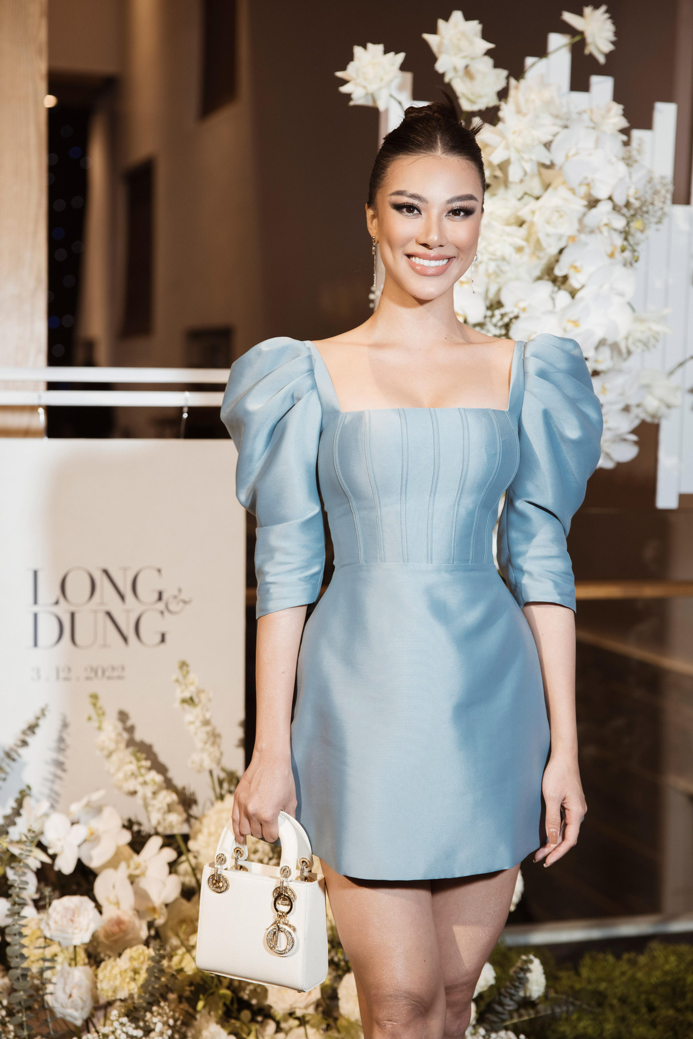 Á hậu Kim Duyên diện đầm xanh khá trang nhã. Trong chương trình Gõ cửa trái tim hồi tháng 8, khi được hỏi chuyện lấy chồng, người đẹp dí dỏm cho biết: “Chắc là khoảng 28-29 tuổi thì tôi lấy chồng là đẹp”.