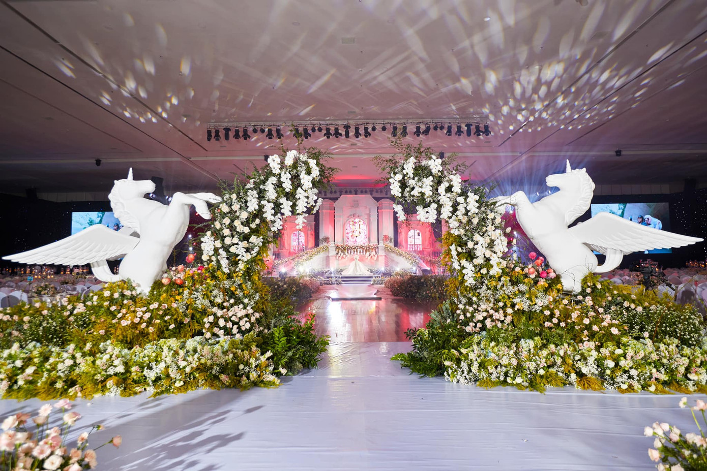 Hình ảnh đầu tiên trong lễ cưới Khánh Thi - Phan Hiển tối 22/12.