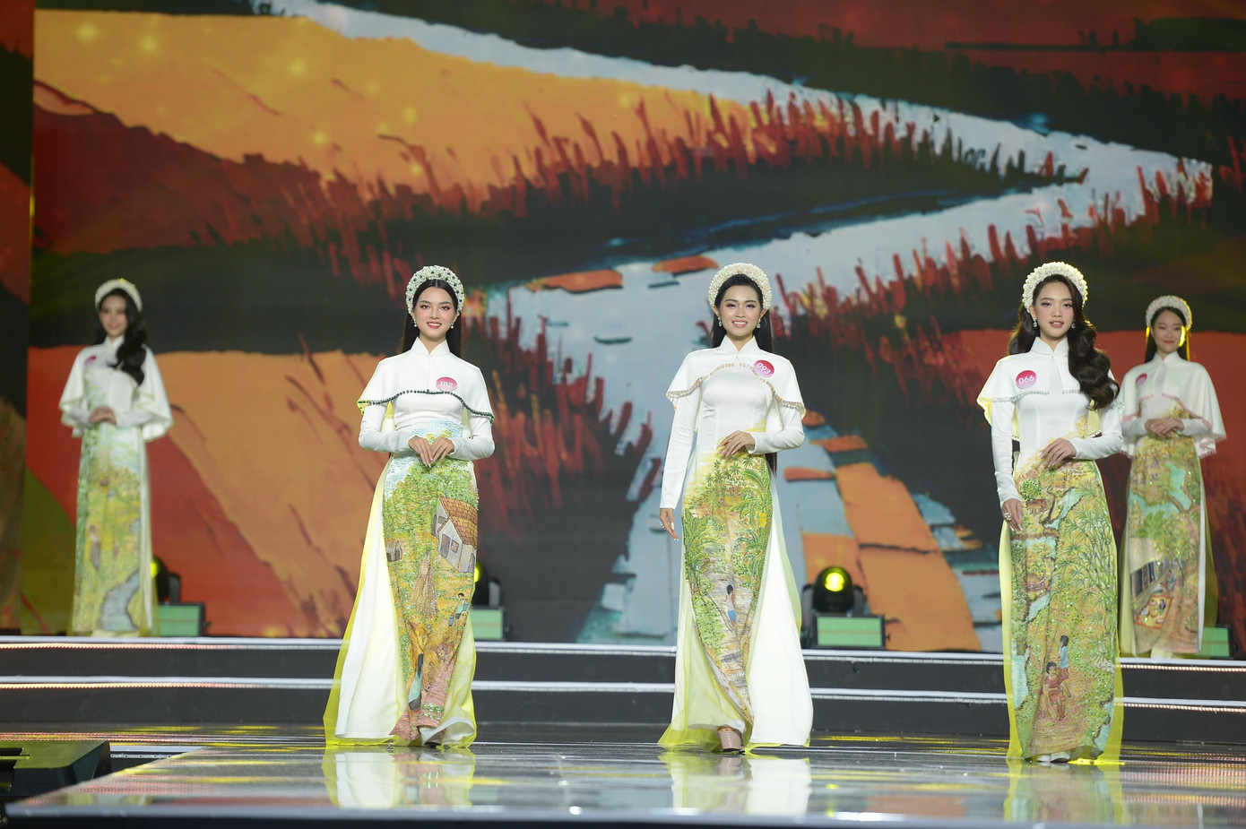 Sau thời gian vào nhà chung Hoa hậu Việt Nam, các thí sinh có sự tiến bộ rõ rệt về kỹ năng catwalk và khả năng trình diễn trên sân khấu.