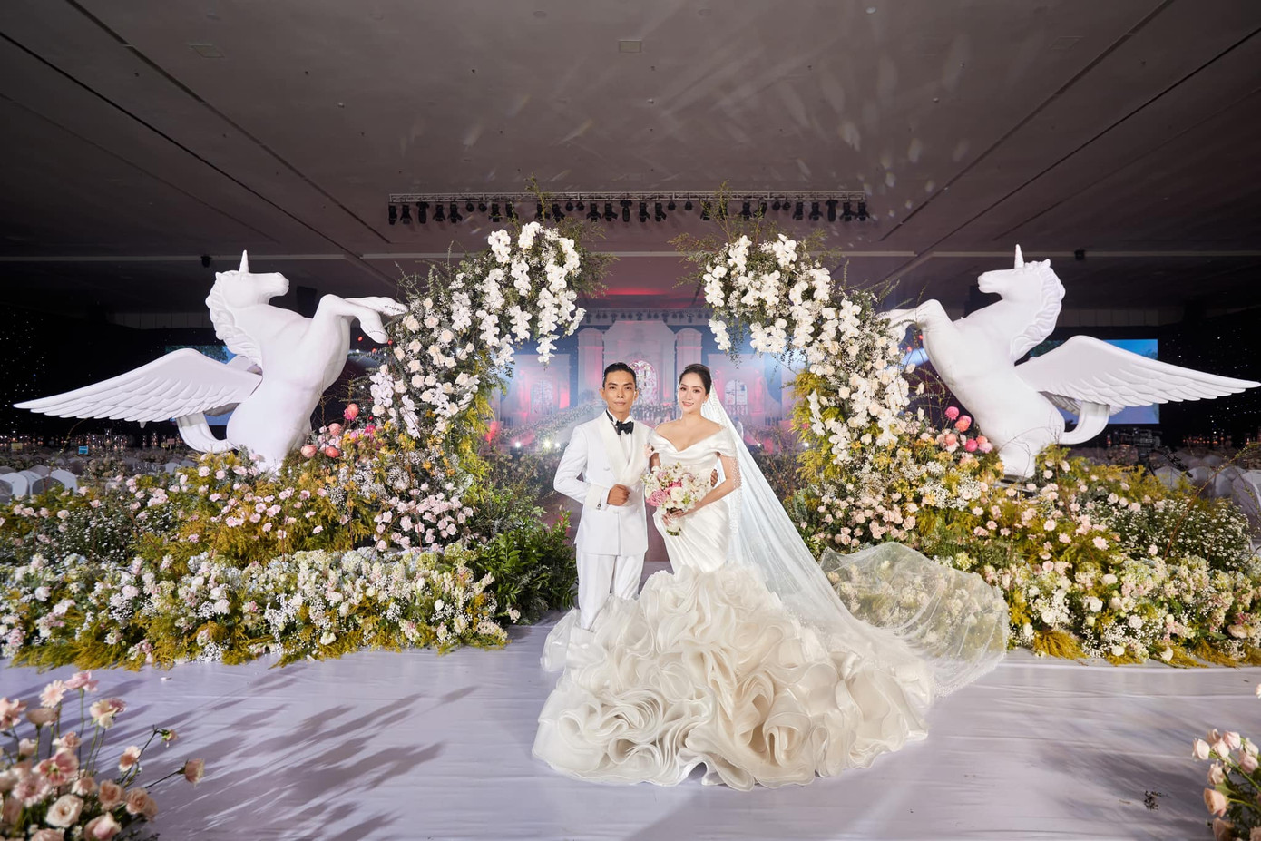 Hình ảnh đầu tiên trong lễ cưới Khánh Thi - Phan Hiển tối 22/12.