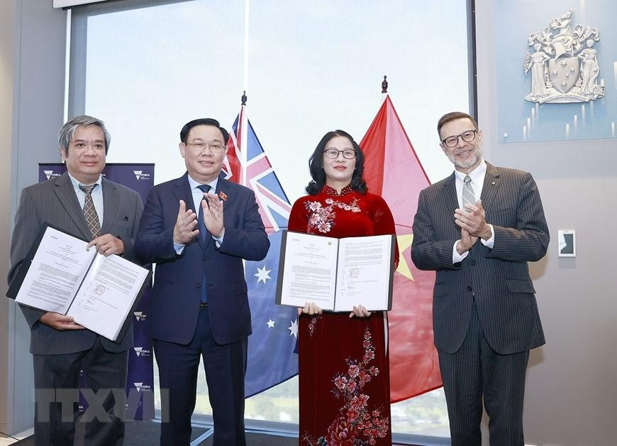 Hình ảnh Chủ tịch Quốc hội Vương Đình Huệ chứng kiến lễ trao đổi biên bản ghi nhớ giữa các trường đại học của Australia và Việt Nam. (Ảnh: Doãn Tấn/TTXVN)