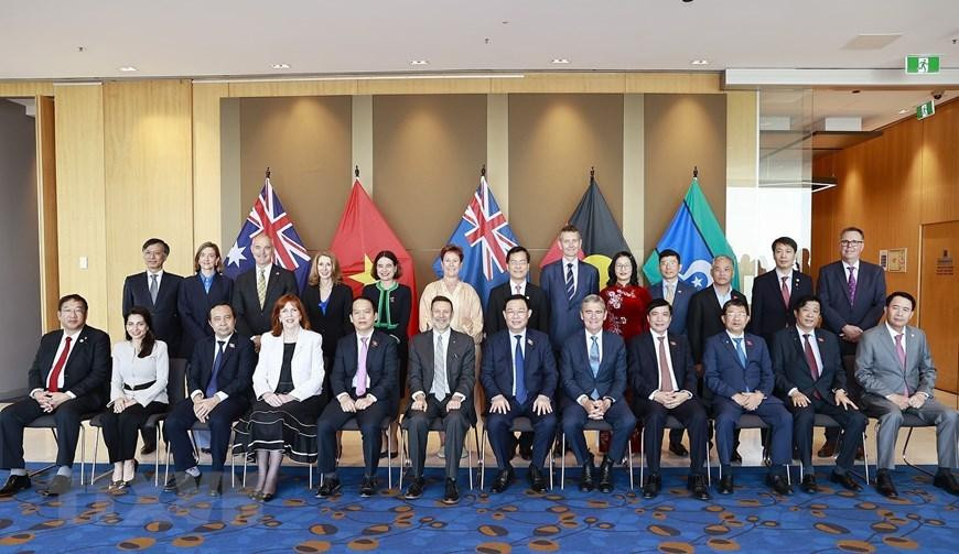 Chủ tịch Quốc hội Vương Đình Huệ chụp ảnh lưu niệm với đại biểu. (Ảnh: Doãn Tấn/TTXVN)