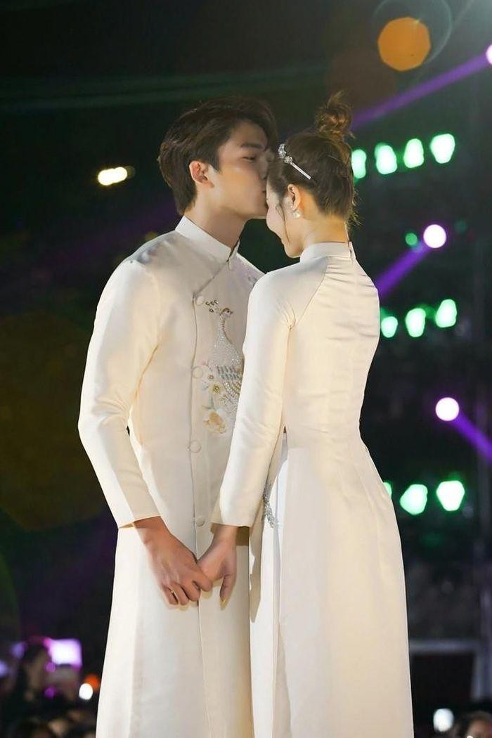 Đình Tú hôn Huyền Lizzie. Ảnh: Huy An. Đình Tú hôn Huyền Lizzie. Ảnh: Huy An.