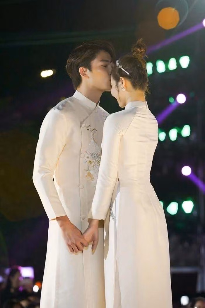 Đình Tú hôn Huyền Lizzie. Ảnh: Huy An. Đình Tú hôn Huyền Lizzie. Ảnh: Huy An.