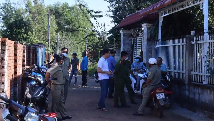 Lực lượng chức năng có mặt tại hiện trường để điều tra vụ việc. Ảnh: DH