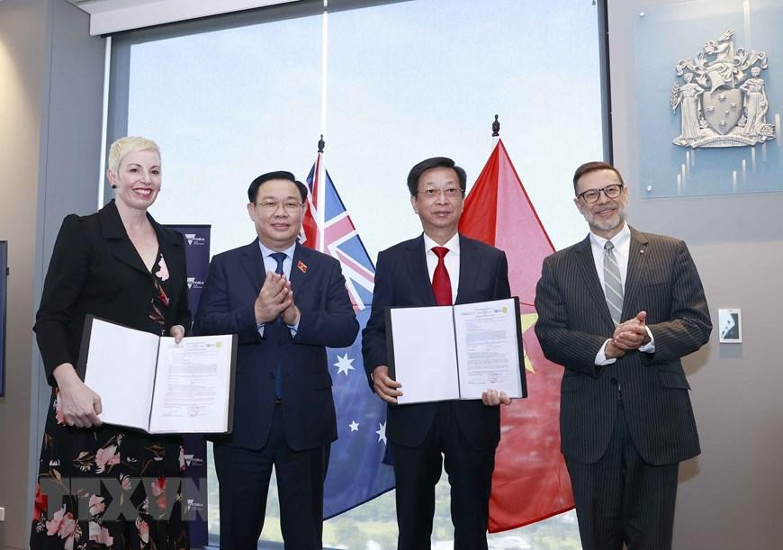 Chủ tịch Quốc hội Vương Đình Huệ chứng kiến lễ trao đổi biên bản ghi nhớ giữa các trường đại học của Australia và Việt Nam. (Ảnh: Doãn Tấn/TTXVN)