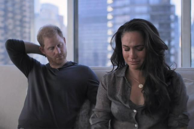 Meghan Markle tự mô tả mình là một “sinh vật lạ” xâm nhập vào chế độ quân chủ. Ảnh: Netflix.