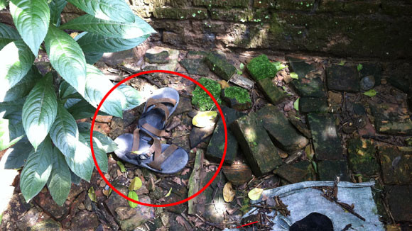 Đôi dép xăng đan của Minh tại khu vườn trong ngôi nhà hoang 