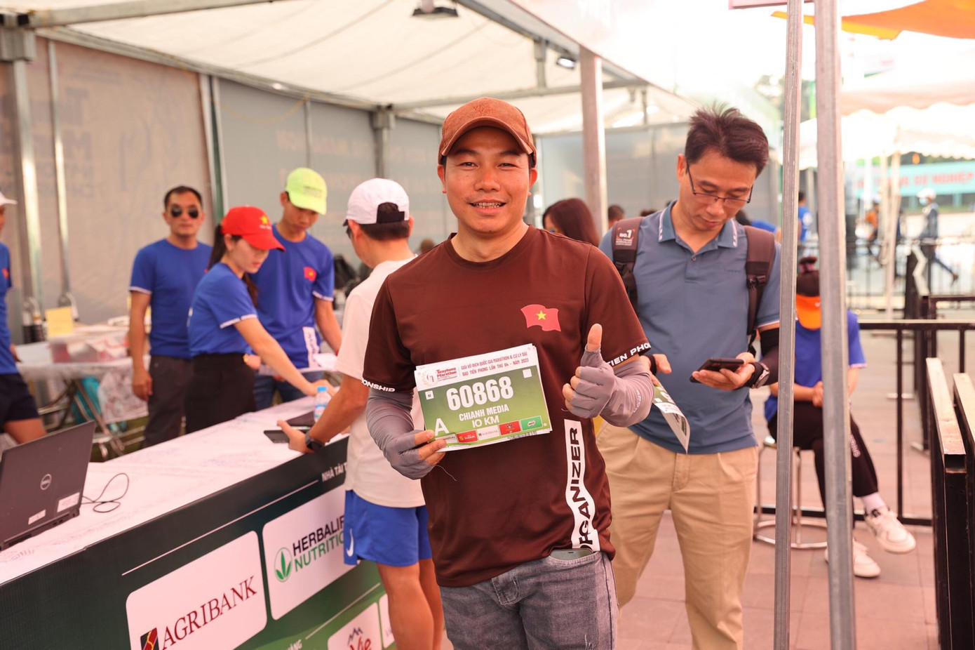 Những runner đầu tiên nhận BIB của Tiền Phong Marrathon 2023.