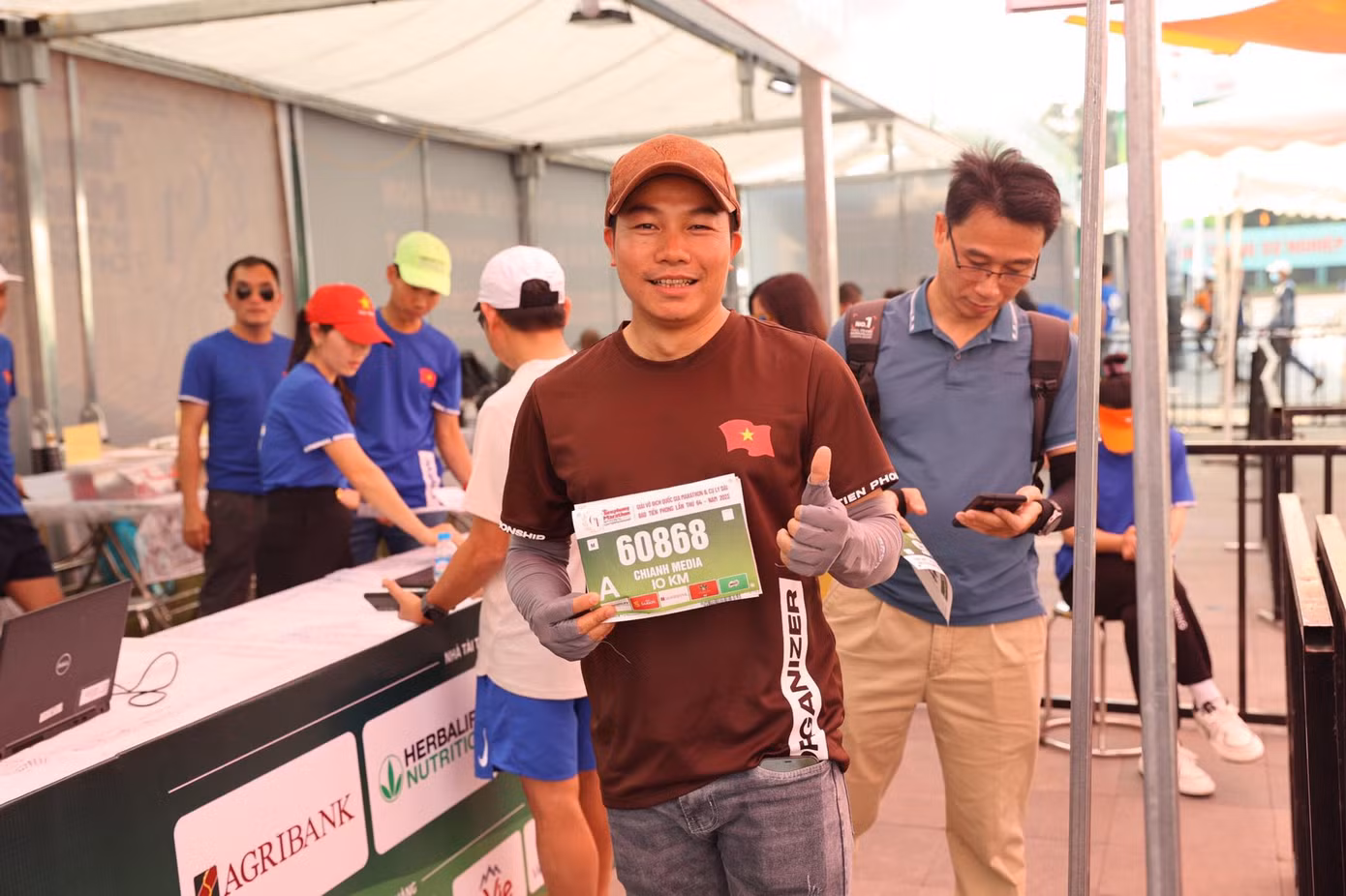 Những runner đầu tiên nhận BIB của Tiền Phong Marrathon 2023.