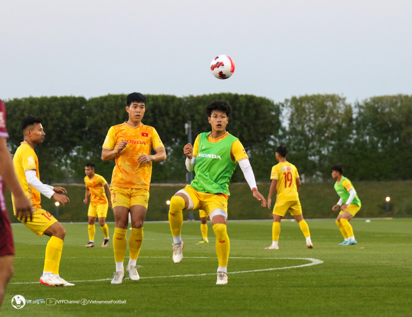 Ban tổ chức giải chọn khung giờ thi đấu rất muộn, vào gần nửa đêm giờ địa phương. Điều này khiến người hâm mộ Việt Nam gặp khó khăn trong việc theo dõi giải đấu đầu tiên của HLV Philippe Troussier.