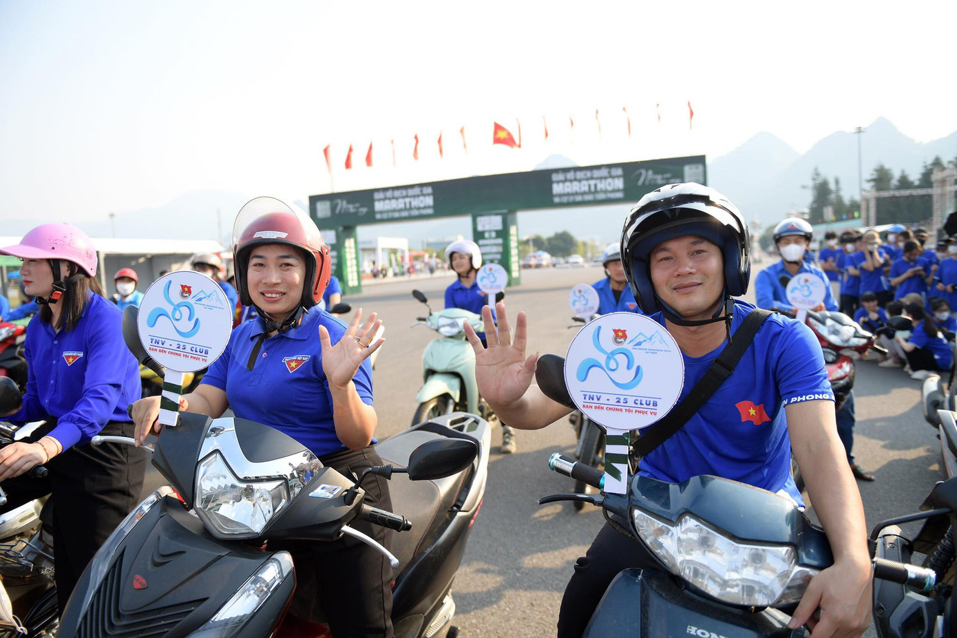 Các đoàn viên, thanh niên khoác lên mình màu áo xanh tuổi trẻ.