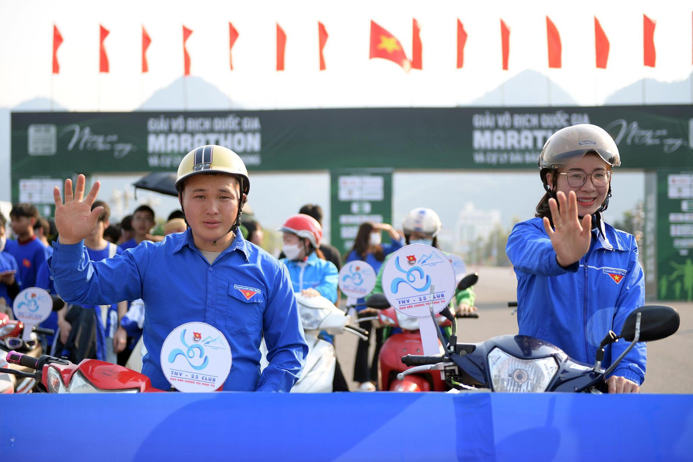 Đội thanh niên tình nguyện chở xe ôm miễn phí, vận chuyển nước, đá lạnh và các dụng cụ khi Ban tổ chức yêu cầu.