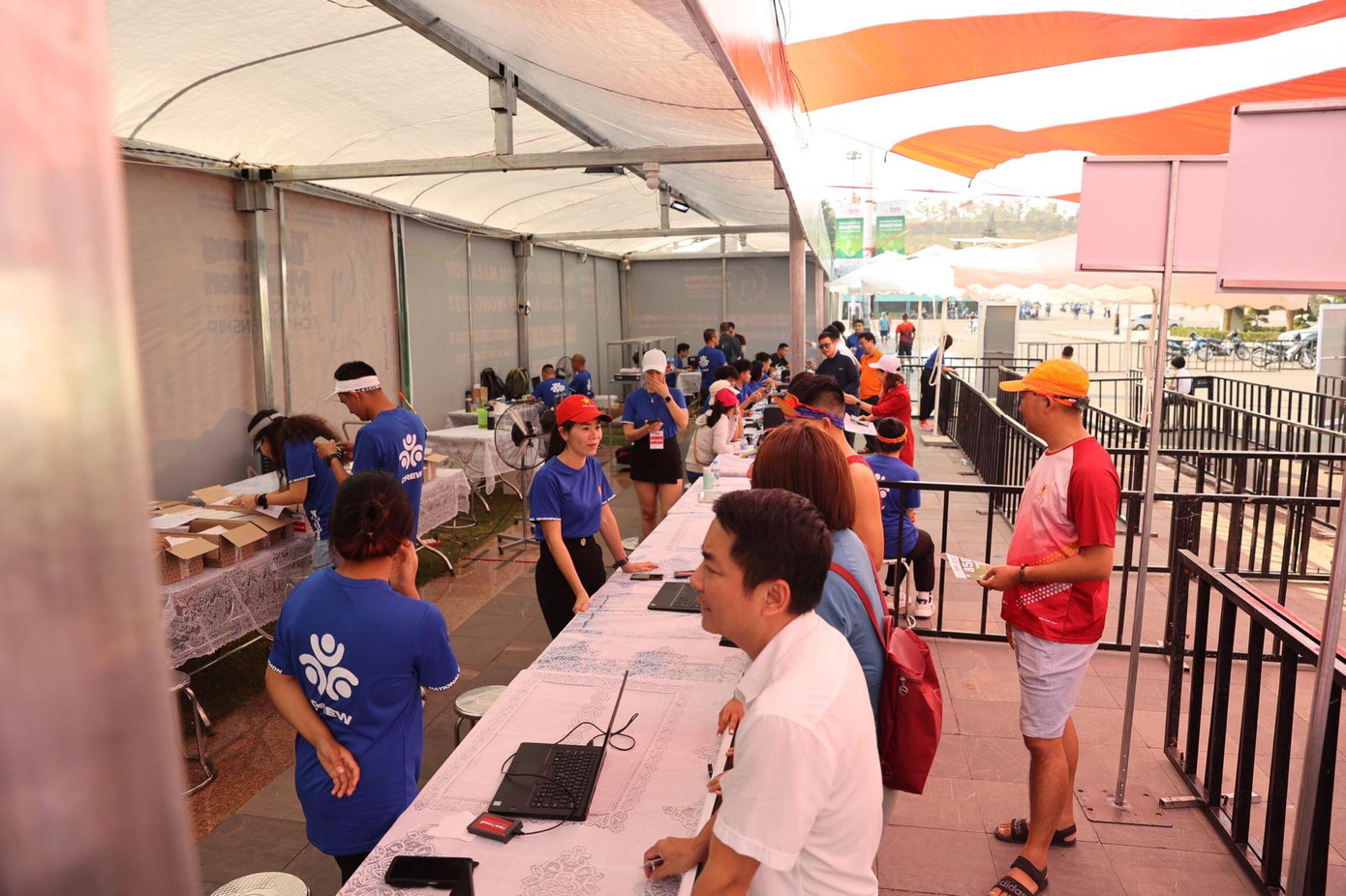 Từ 14h trưa ngày 24/3, tại Quảng trường Nhân dân tỉnh Lai Châu, Ban tổ chức (BTC) Tiền Phong Marathon 2023 đã bắt đầu phát BIB và vật phẩm cho các runner đến dự giải.