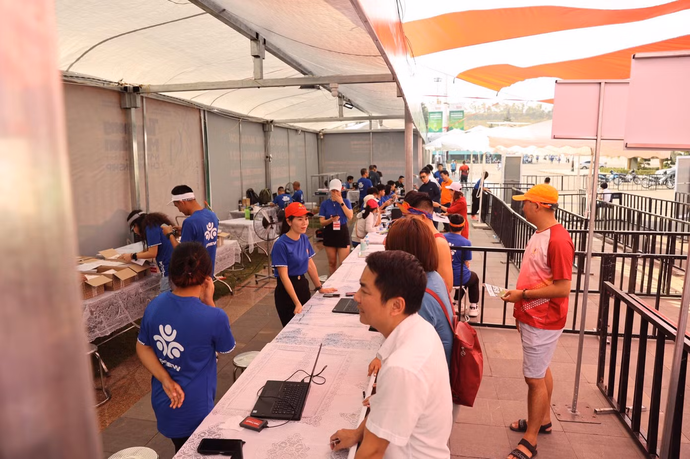 Từ 14h trưa ngày 24/3, tại Quảng trường Nhân dân tỉnh Lai Châu, Ban tổ chức (BTC) Tiền Phong Marathon 2023 đã bắt đầu phát BIB và vật phẩm cho các runner đến dự giải.