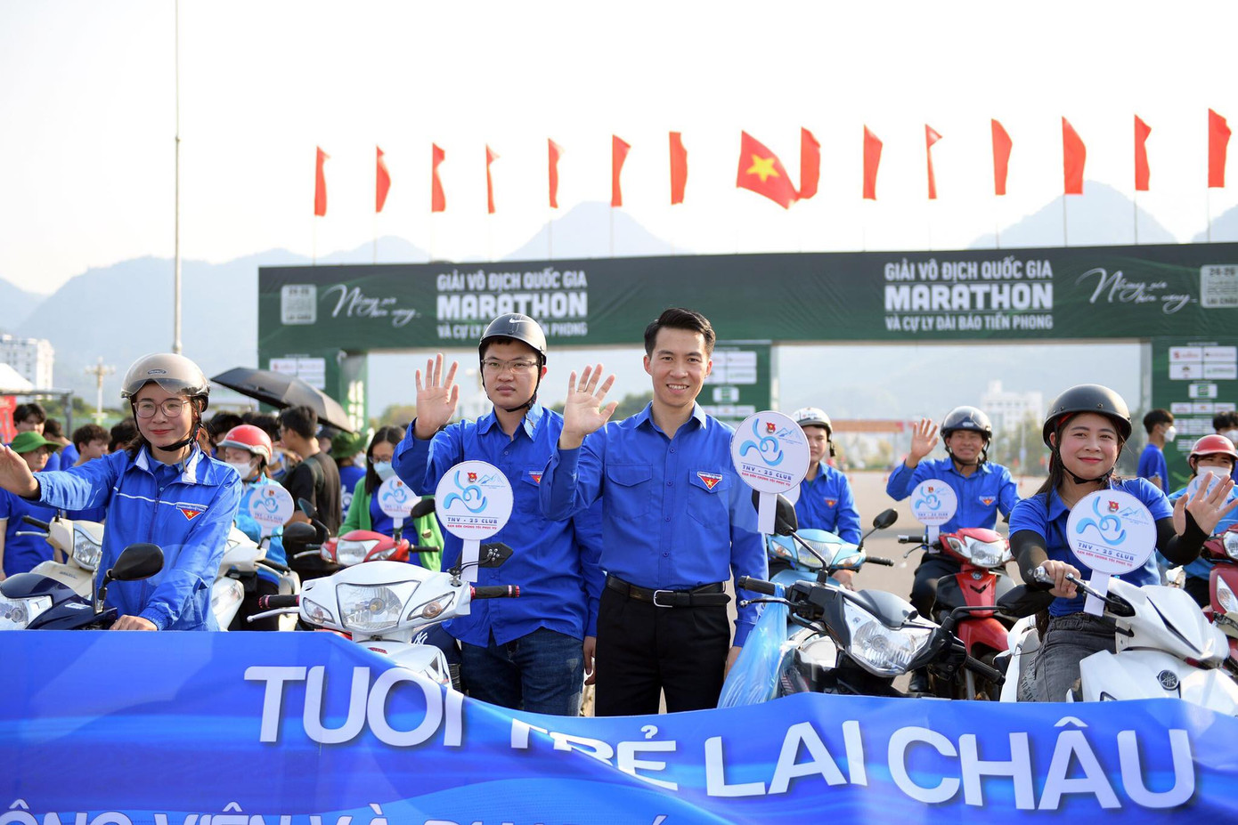 Khẩu hiệu của đợt tình nguyện phục vụ Tiền Phong Marathon 2023 của thanh niên Lai Châu là: &quot;Chúng tôi ở đây để phục vụ bạn!&quot;.
