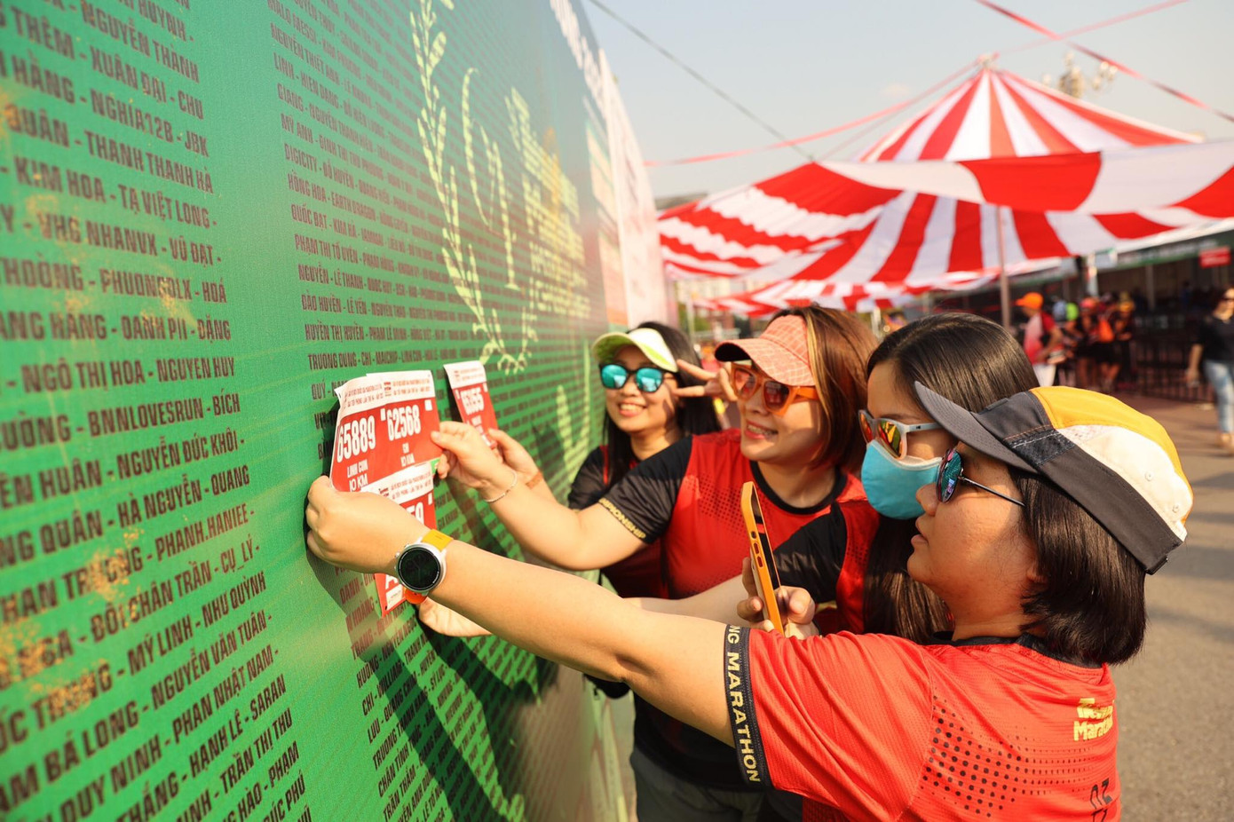 Sau khi nhận được BIB, nhiều runner di chuyển về khu vực bảng tên của giải để check-in cùng với tên của mình.