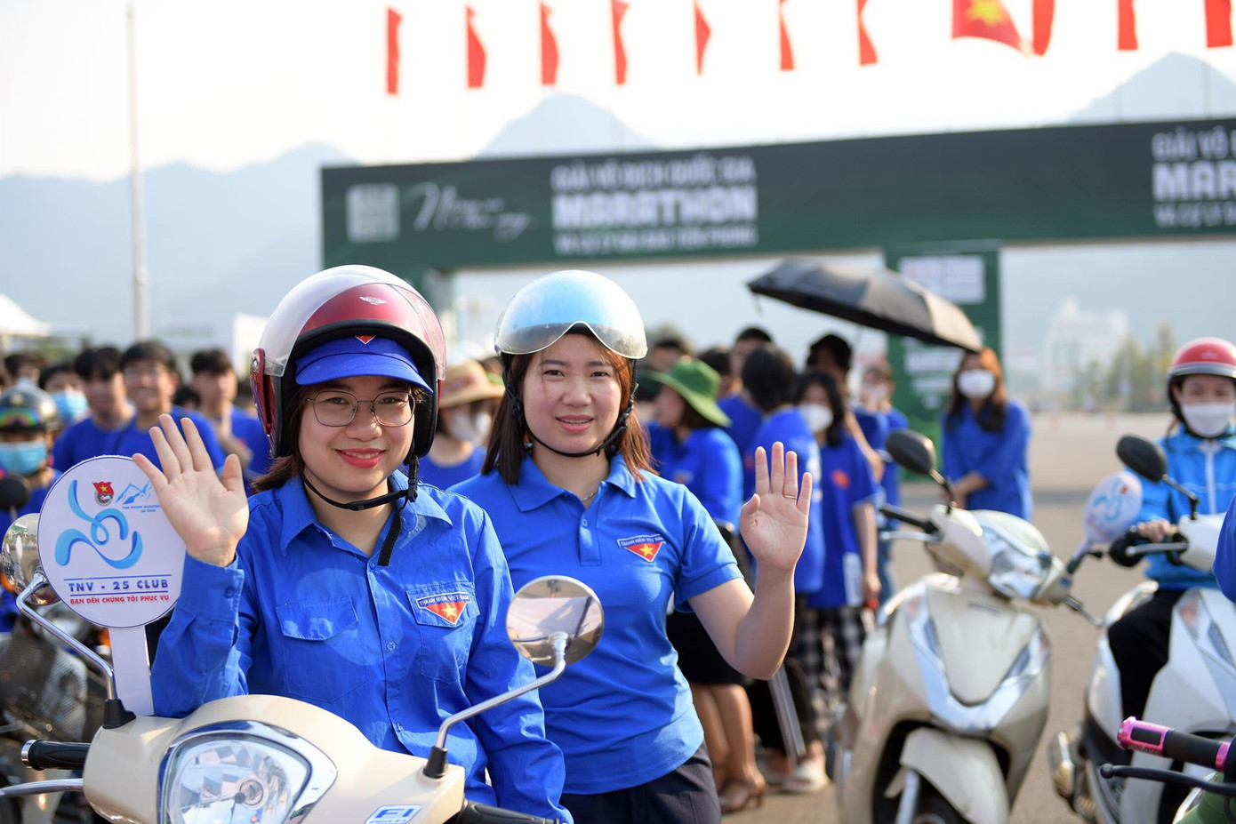 Với sự nhiệt huyết của tuổi trẻ và là hình ảnh đại diện của con người Lai Châu, các bạn trẻ bày tỏ sự háo hức được chào đón các vận động viên và du khách đến tham dự Tiền Phong Marathon năm 2023.