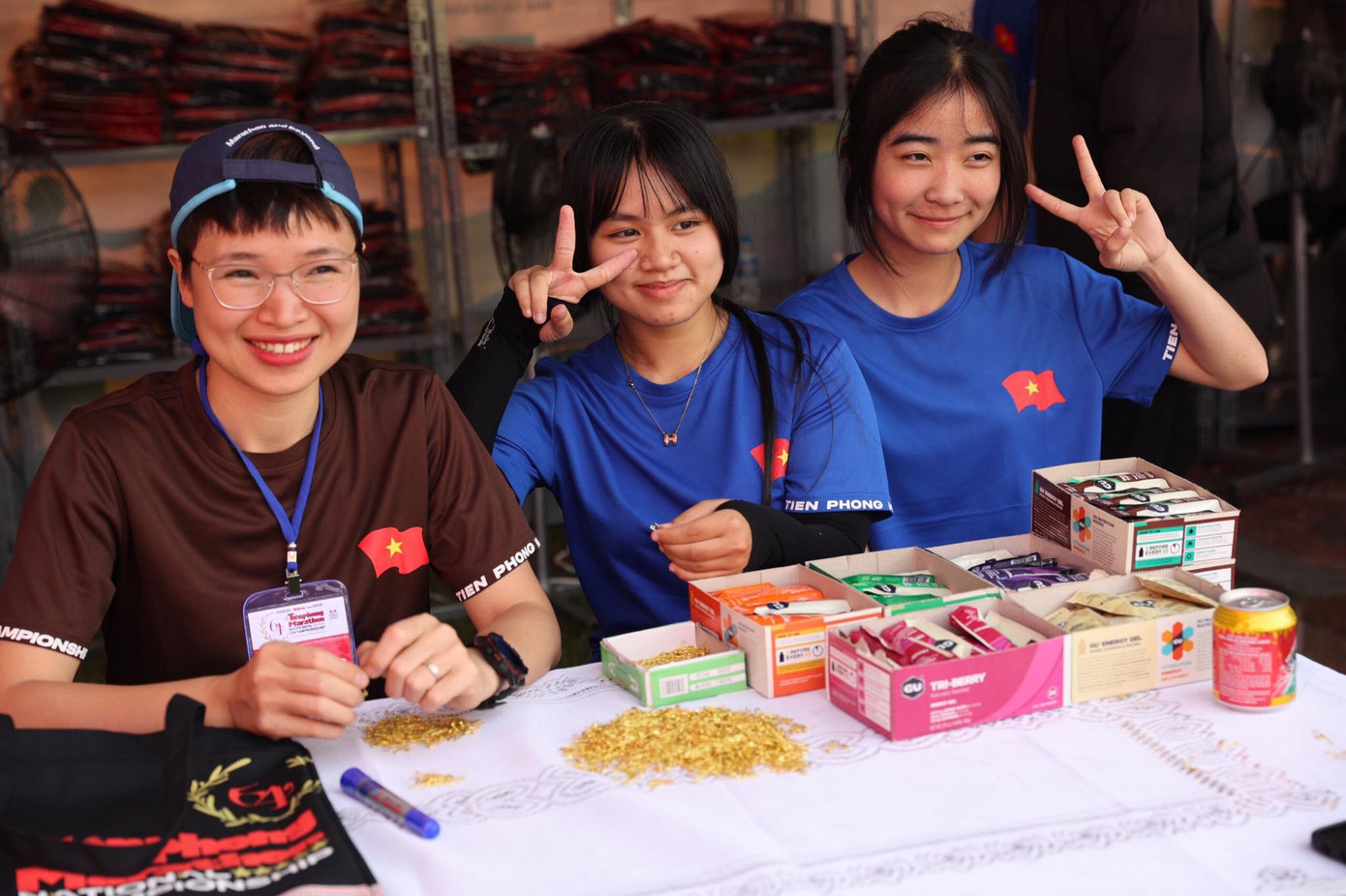 Trong racekit của Tiền Phong Marathon 2023, bên cạnh BIB, áo Finisher, còn có nhiều vật phẩm khác của nhà tài trợ giúp các vận động viên (VĐV) đảm bảo sức khỏe, thể lực và an toàn trên đường chạy.