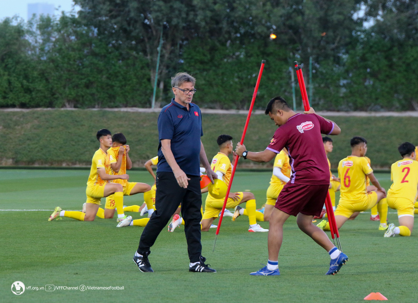 HLV Philippe Troussier luôn theo sát các học trò trên sân tập.