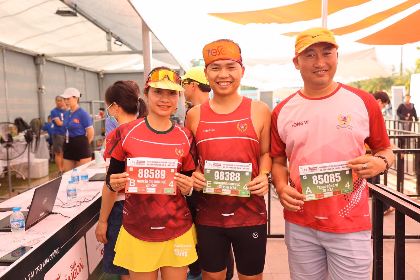 Rất nhiều runner cũng tranh thủ chụp ảnh làm kỷ niệm, khoe lên trang cá nhân sau khi nhận xong BIB và racekit.