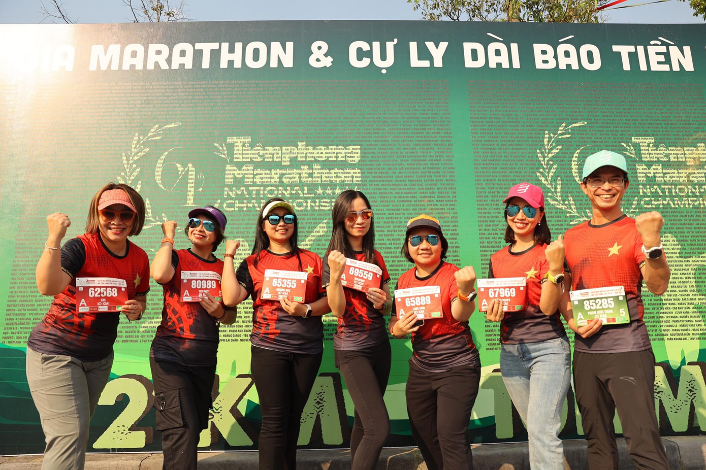 Khu vực bảng tên của Tiền Phong Marathon 2023 vô cùng náo nhiệt.