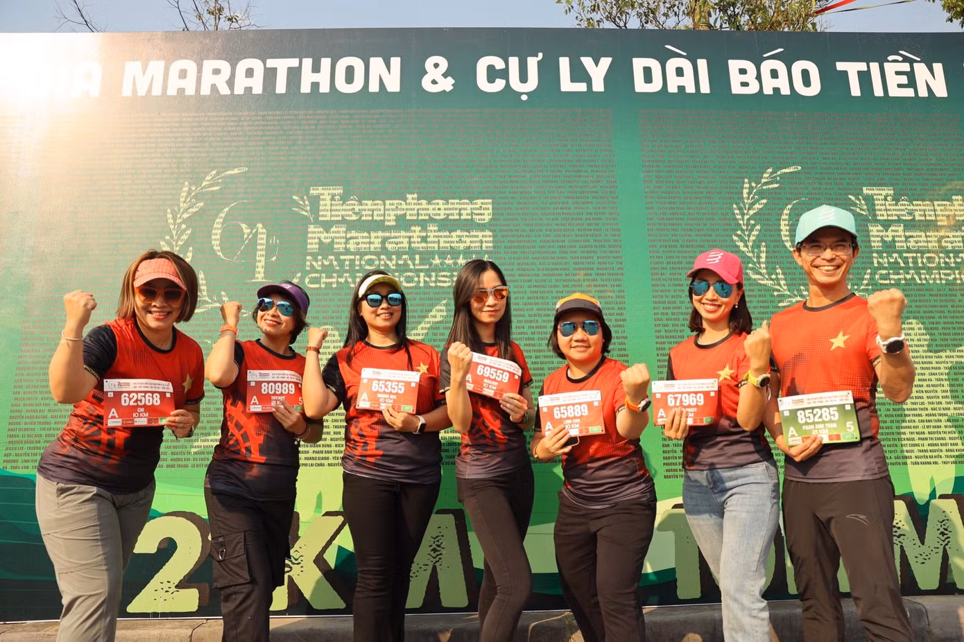Khu vực bảng tên của Tiền Phong Marathon 2023 vô cùng náo nhiệt.