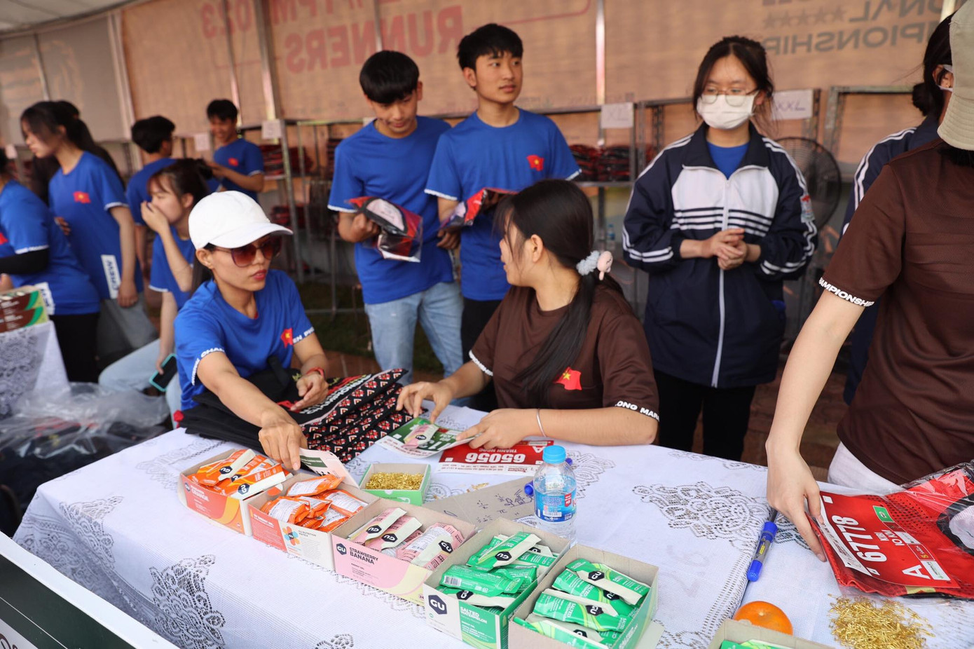 Các runner đều thích thú khi nhận bộ vật phẩm mang đầy ý nghĩa của mùa giải năm nay.