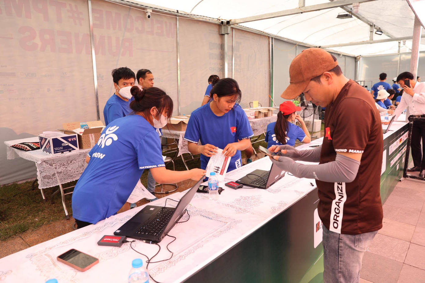 Khi đến khu vực phát racekit, runner chỉ cần quét mã QR được BTC gửi trước đó để nhận những vật phẩm trong vài phút.