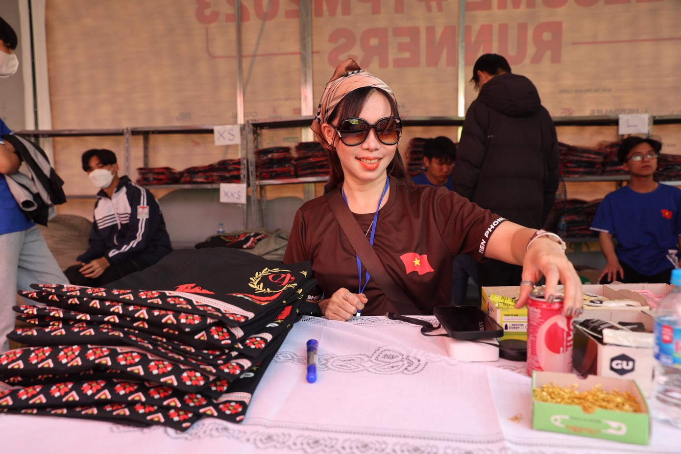 Nhiều runner đánh giá Tiền Phong Marathon 2023 có túi vật phẩm được thiết kế đẹp với dây đeo khoẻ khoắn, hoạ tiết độc, lạ mang sắc màu văn hoá đa dạng, phong phú tại địa phương đăng cai Lai Châu