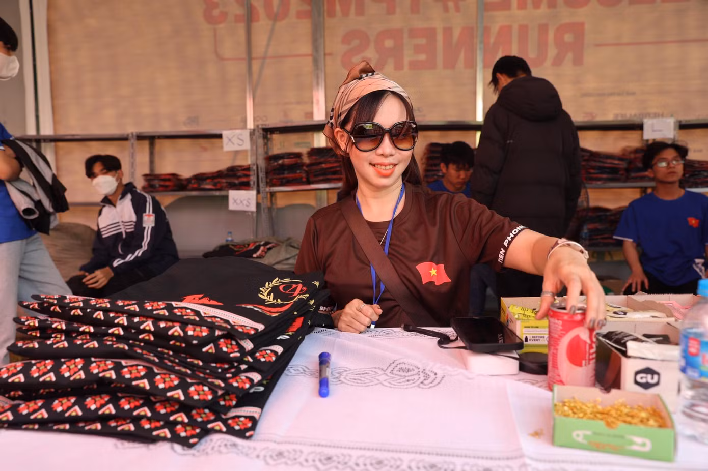 Nhiều runner đánh giá Tiền Phong Marathon 2023 có túi vật phẩm được thiết kế đẹp với dây đeo khoẻ khoắn, hoạ tiết độc, lạ mang sắc màu văn hoá đa dạng, phong phú tại địa phương đăng cai Lai Châu