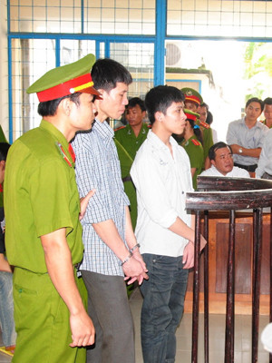 Hai bị cáo Giang và Khanh trước vành móng ngựa