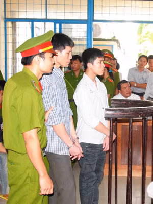 Hai bị cáo Giang và Khanh trước vành móng ngựa