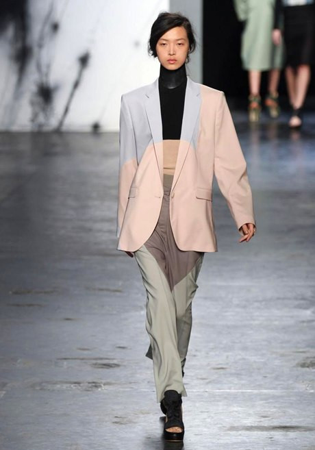 Cô thành công trong vai trò người mẫu khi tuổi đời còn rất trẻ. Thiên Dực sinh năm 1994