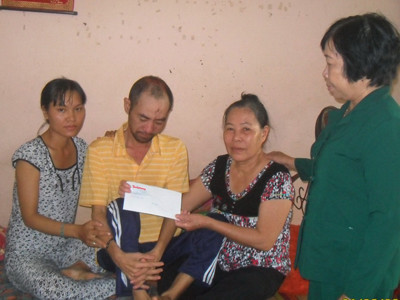 Trao tiền cho gia đình bà Liên. ẢNH: LÂM THỊ MINH TÂM . Trao tiền cho gia đình bà Liên. ẢNH: LÂM THỊ MINH TÂM