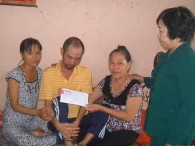 Trao tiền cho gia đình bà Liên. ẢNH: LÂM THỊ MINH TÂM 