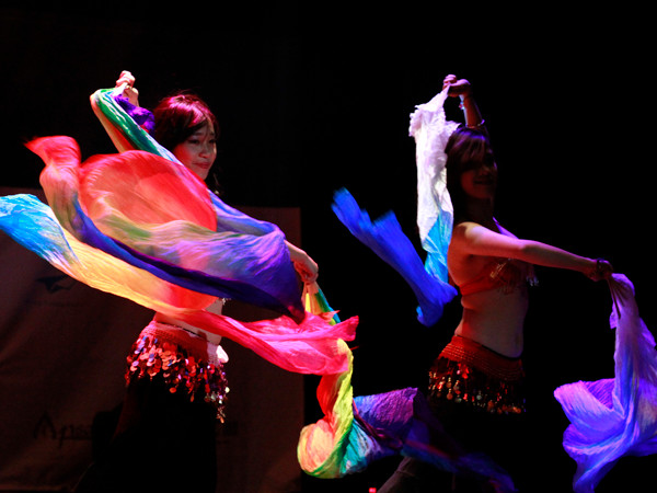 Vũ đoàn Apsara Dance Studio mang đến đêm Chung kết Hoa khôi Đ RMIT tiết mục bellydance cùng với giải lụa rực rỡ sắc màu