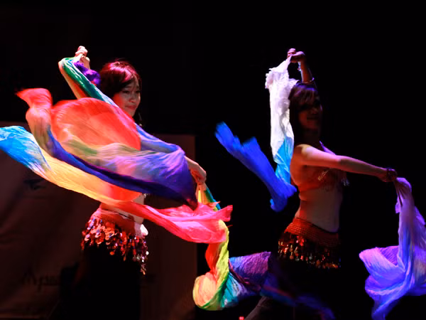 Vũ đoàn Apsara Dance Studio mang đến đêm Chung kết Hoa khôi ĐH RMIT tiết mục bellydance cùng với giải lụa rực rỡ sắc màu. Vũ đoàn Apsara Dance Studio mang đến đêm Chung kết Hoa khôi Đ RMIT tiết mục bellydance cùng với giải lụa rực rỡ sắc màu