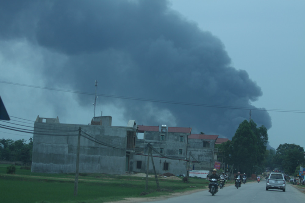 Đám cháy tại Công ty Hà Phong gây nên cột khói lớn. ssd