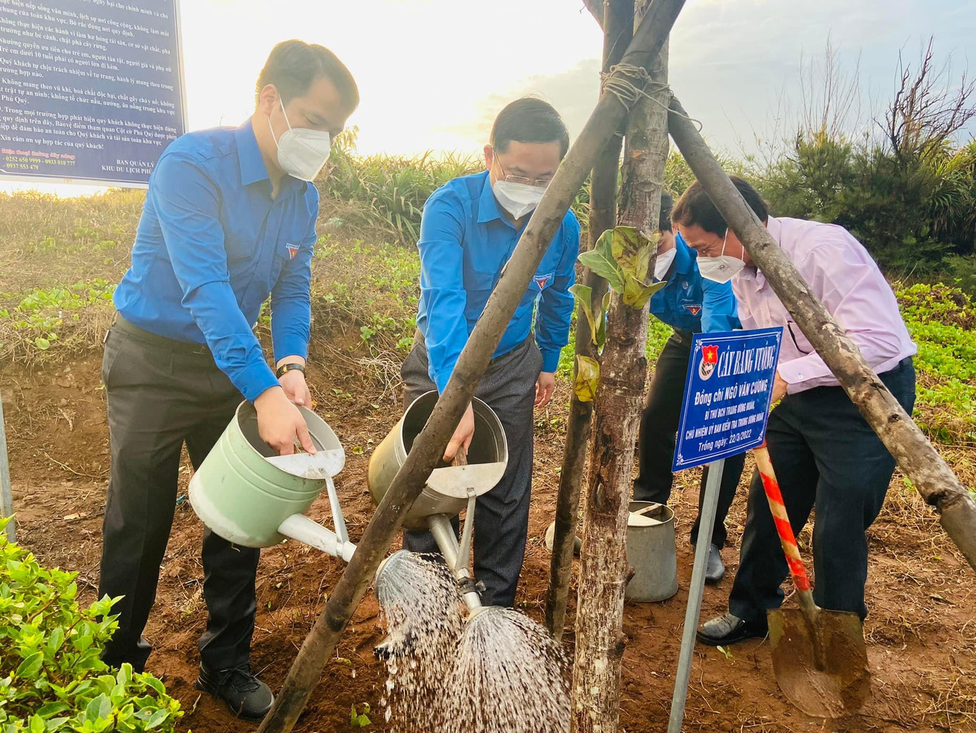 Trồng cây xanh trên huyện đảo Phú Quý