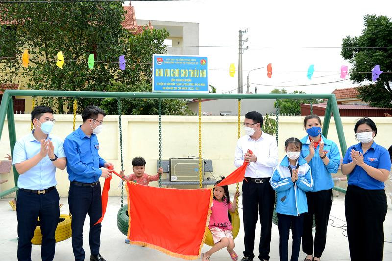 Bí thư T.Ư Đoàn Nguyễn Tường Lâm (thứ 2, từ trái sang) trao tặng sân chơi cho thiếu nhi ở Đồ Sơn, Hải Phòng. Bí thư T.Ư Đoàn Nguyễn Tường Lâm (thứ 2, từ trái sang) trao tặng sân chơi cho thiếu nhi ở Đồ Sơn, Hải Phòng.