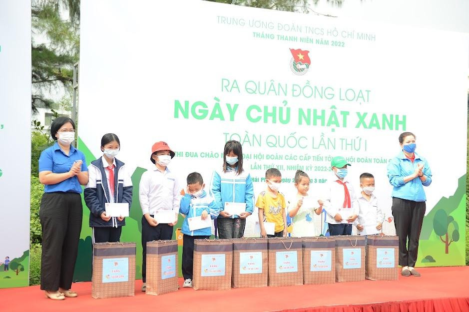 T.Ư Đoàn tặng quà cho thiếu nhi có hoàn cảnh khó khăn T.Ư Đoàn tặng quà cho thiếu nhi có hoàn cảnh khó khăn