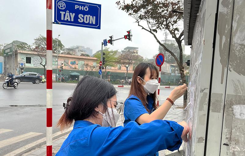 Thanh niên tình nguyện làm sạch các khu phố Thanh niên tình nguyện làm sạch các khu phố