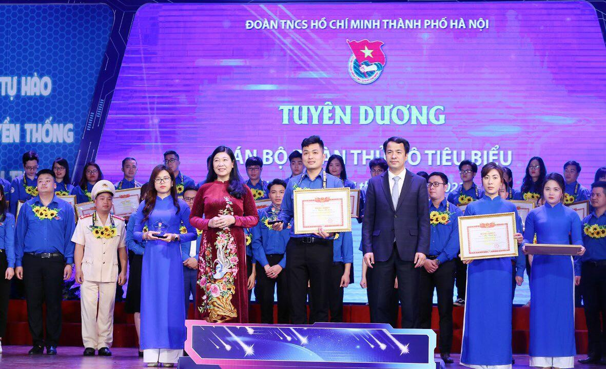 Anh Ngô Văn Cương, Bí thư T.Ư Đoàn (bên phải) trao tặng phần thưởng cho cán bộ Đoàn Thủ đô tiêu biểu 2021 Anh Ngô Văn Cương, Bí thư T.Ư Đoàn (bên phải) trao tặng phần thưởng cho cán bộ Đoàn Thủ đô tiêu biểu 2021