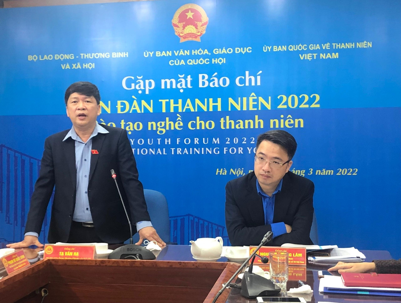 Ông Tạ Văn Hạ, Phó Chủ nhiệm Ủy ban Văn hóa, Giáo dục của Quốc hội; anh Nguyễn Tường Lâm, Bí thư T.Ư Đoàn, Phó Chủ nhiệm Thường trực UBQG về Thanh niên Việt Nam (bên phải) thông tin về Diễn đàn chính sách quốc gia đối với thanh niên