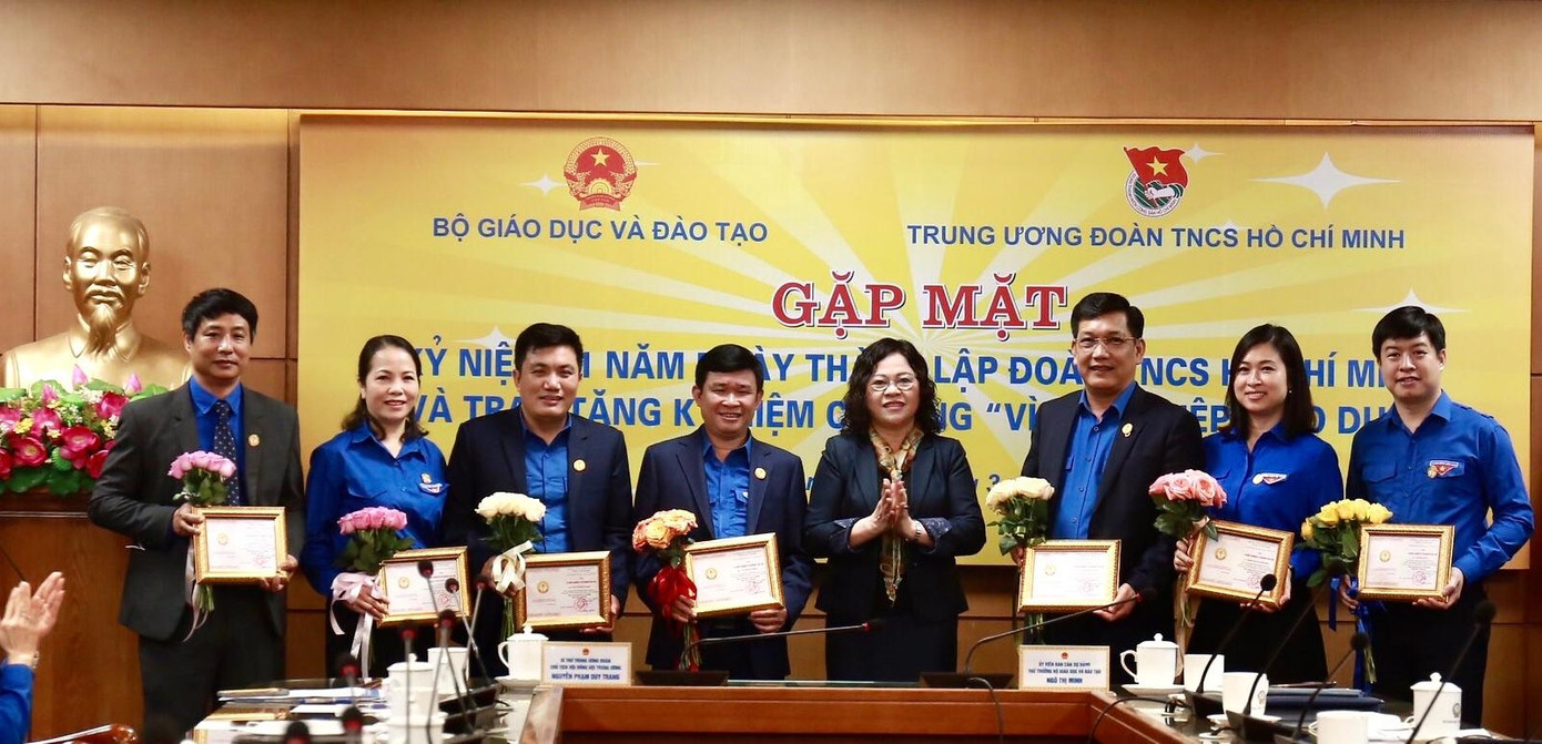 Bà Ngô Thị Minh, Thứ trưởng Bộ GD&amp;ĐT trao tặng Kỷ niệm chương “Vì sự nghiệp giáo dục” cho cán bộ thuộc các ban, đơn vị T.Ư Đoàn. Ảnh: Bảo Anh