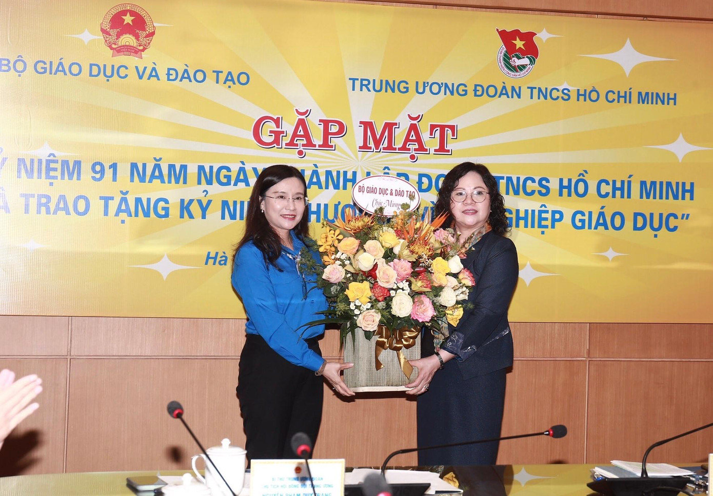 Thứ trưởng Bộ GD&amp;ĐT Ngô Thị Minh tặng hoa chúc mừng Đoàn TNCS Hồ Chí Minh nhân dịp 91 năm thành lập Đoàn. Ảnh: Bảo Anh