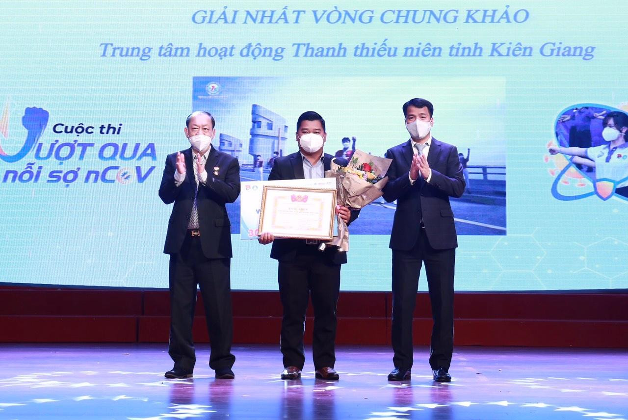 Bí thư T.Ư Đoàn Ngô Văn Cương (ngoài cùng bên phải) trao giải Nhất cho Trung tâm hoạt động Thanh thiếu niên tỉnh Kiên Giang. Ảnh: Bảo Anh Bí thư T.Ư Đoàn Ngô Văn Cương (ngoài cùng bên phải) trao giải Nhất cho Trung tâm hoạt động Thanh thiếu niên tỉnh Kiên Giang. Ảnh: Bảo Anh