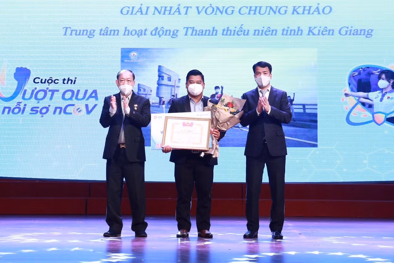 Bí thư T.Ư Đoàn Ngô Văn Cương (ngoài cùng bên phải) trao giải Nhất cho Trung tâm hoạt động Thanh thiếu niên tỉnh Kiên Giang. Ảnh: Bảo Anh Bí thư T.Ư Đoàn Ngô Văn Cương (ngoài cùng bên phải) trao giải Nhất cho Trung tâm hoạt động Thanh thiếu niên tỉnh Kiên Giang. Ảnh: Bảo Anh