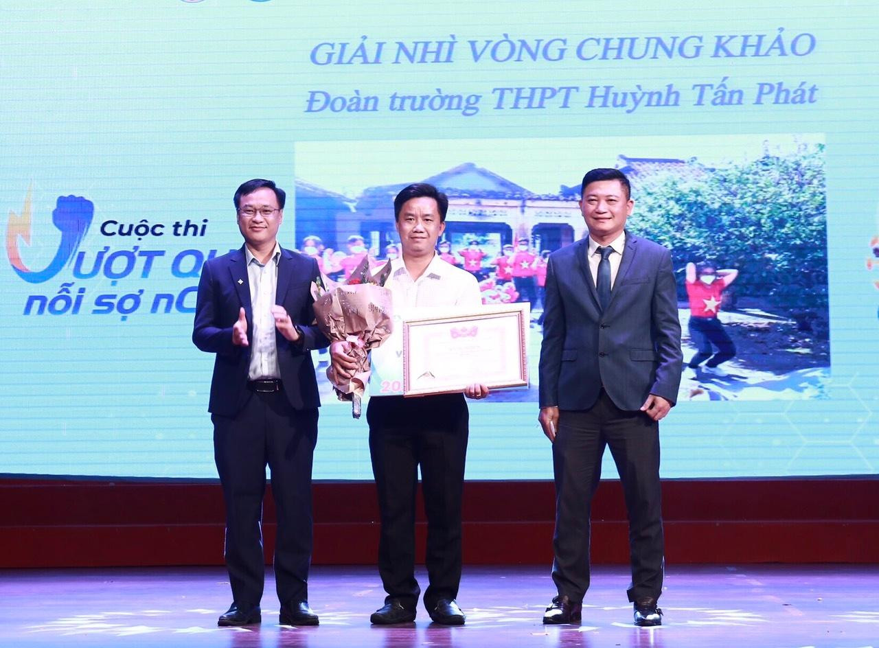 Trao giải Nhì cho Đoàn trường THPT Huỳnh Tấn Phát (Bến Tre) Trao giải Nhì cho Đoàn trường THPT Huỳnh Tấn Phát (Bến Tre)